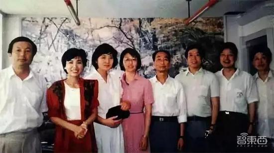 ▲任正非和早期华为员工 合影时间：1991年